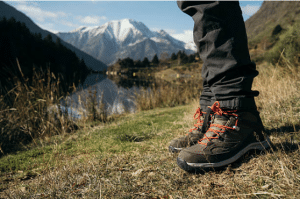 Chaussures de randonnées marron avec lacets rouges