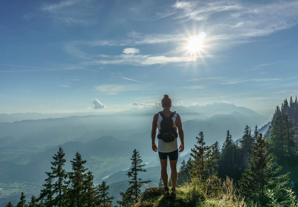 Un homme de dos face à un paysage de montagne en Slovénie