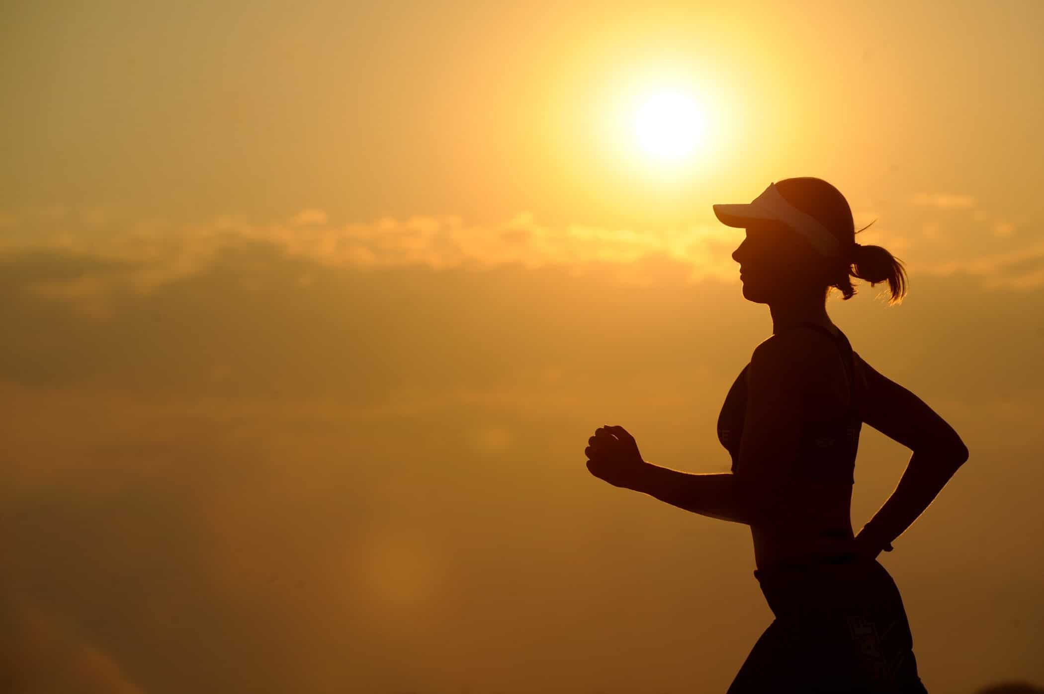 Un femme qui pratique la course à pied