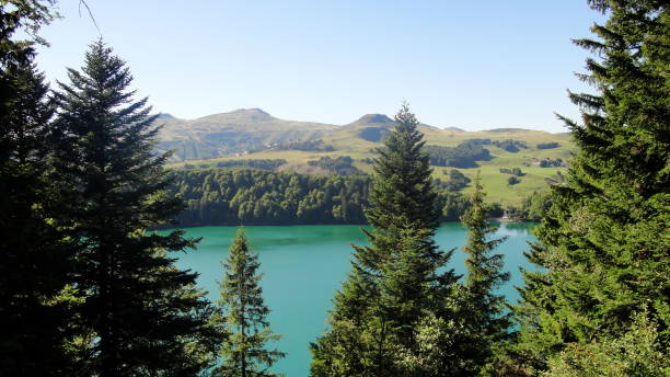 Vue sur le lac Pavin et sa forêt